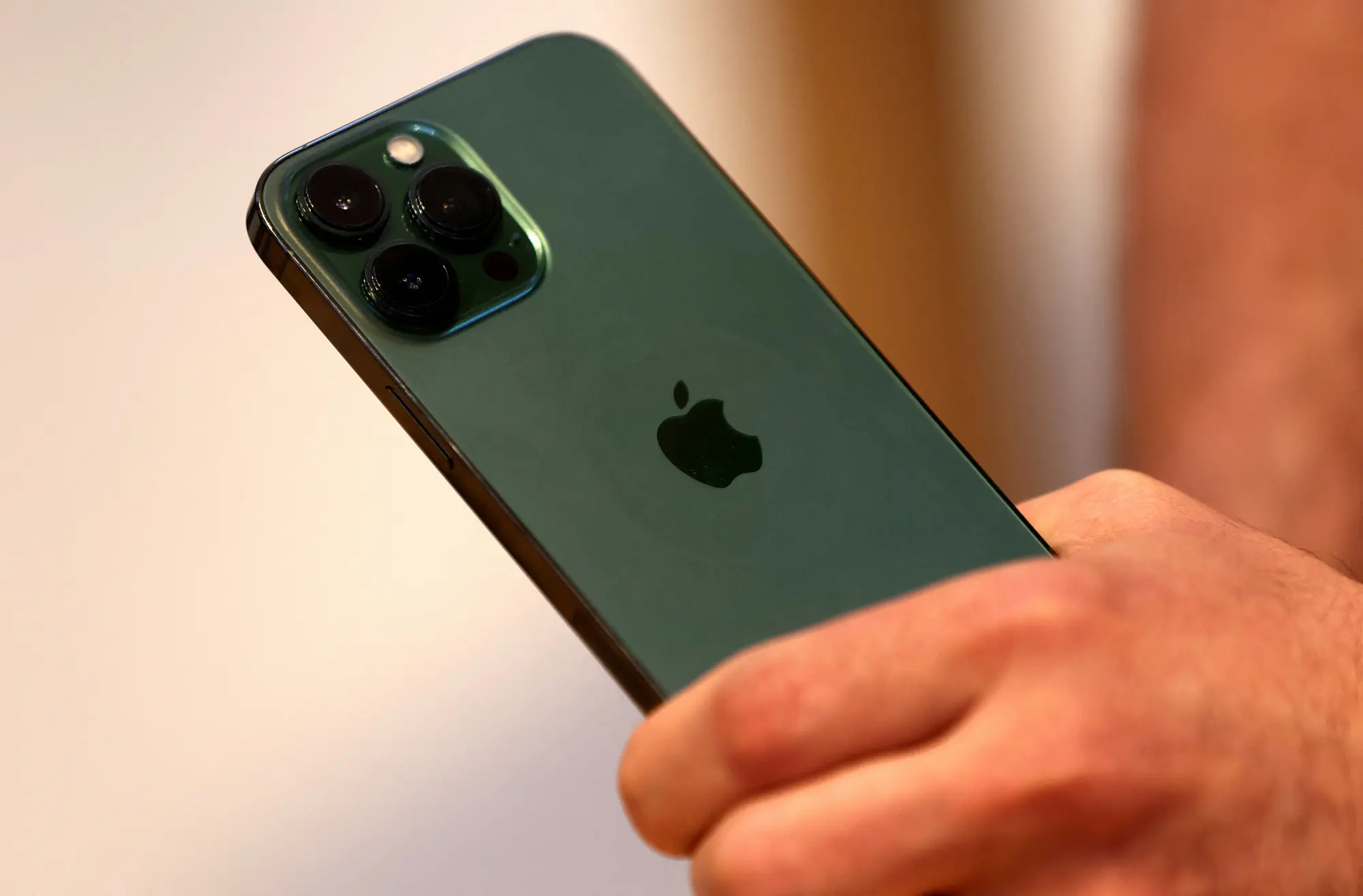 Apple και Google στο στόχαστρο της Βρετανίας για τα iOS και Android