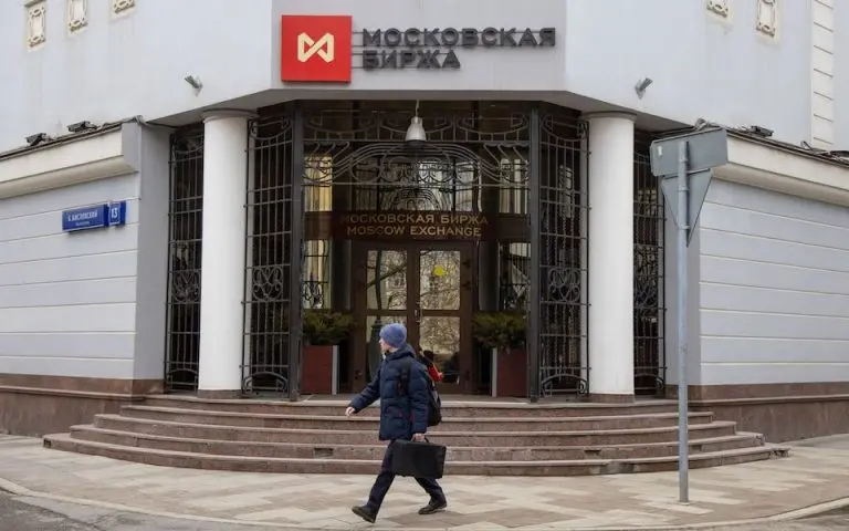 Δεν ανοίγει ούτε από Δευτέρας το χρηματιστήριο της Μόσχας