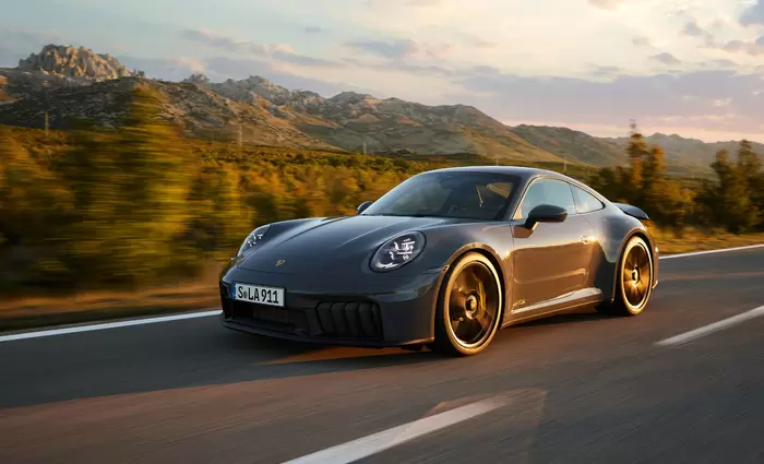 Mercedes & Porsche αντιμέτωπες με ζημιά $3,7 δισ. από τους δασμούς Τραμπ