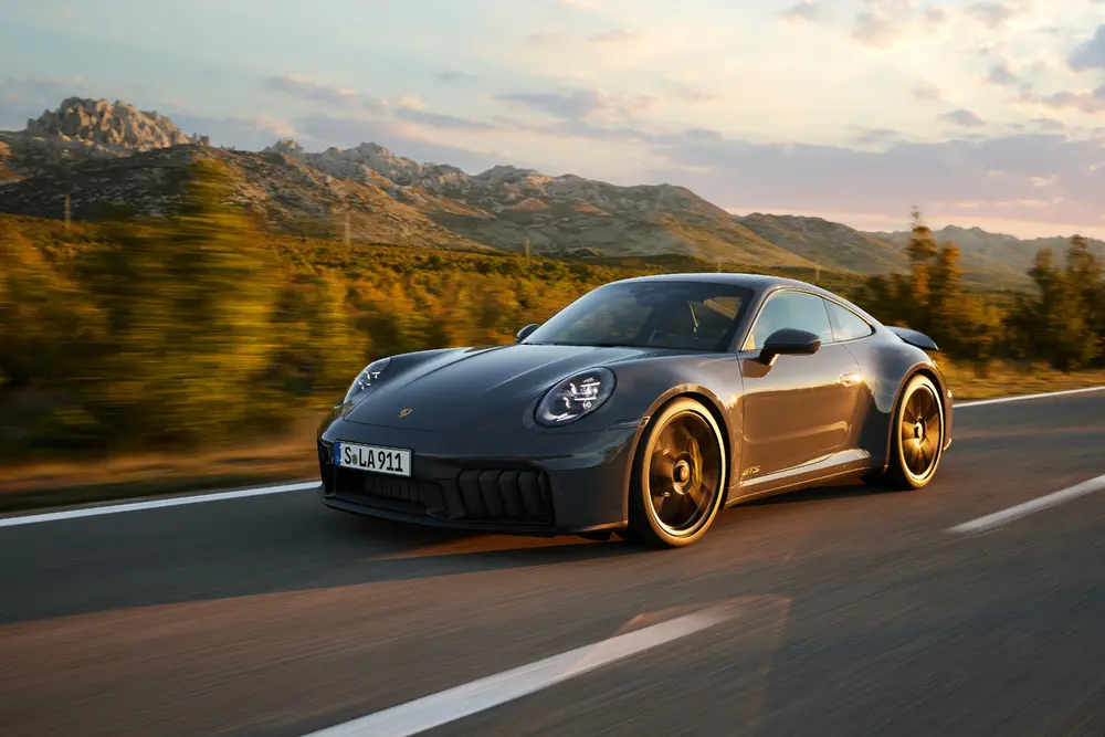 Mercedes & Porsche αντιμέτωπες με ζημιά $3,7 δισ. από τους δασμούς Τραμπ