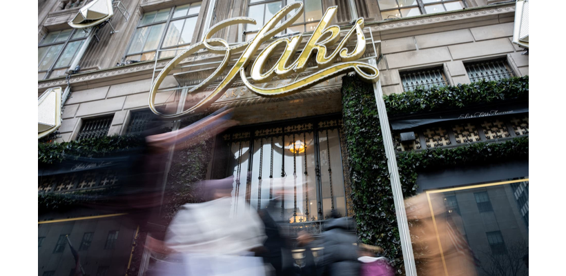 Amazon κατά Saks: Αμφισβητεί την πτώχευση και χαρακτηρίζει «άνευ αξίας» τη συμμετοχή της στον όμιλο