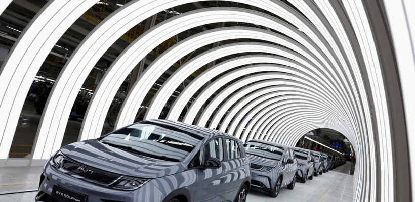 Η BYD απειλεί να εκθρονίσει την Tesla: Εκτοξεύονται έσοδα και πωλήσεις