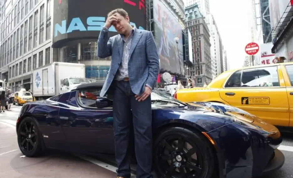 Tesla: Γιατί ο αδελφός του Ίλον Μασκ πούλησε μετοχές της