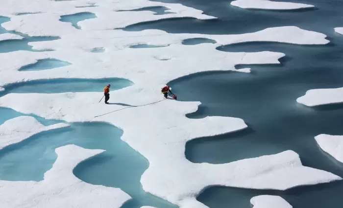 «Τυφώνας Τραμπ»: Δεν του γλιτώνουν ούτε… οι πάγοι της Αρκτικής (pic)
