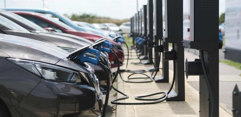 Μεγαθήρια Vs Τesla στη «μάχη» του ηλεκτρικού αυτοκινήτου