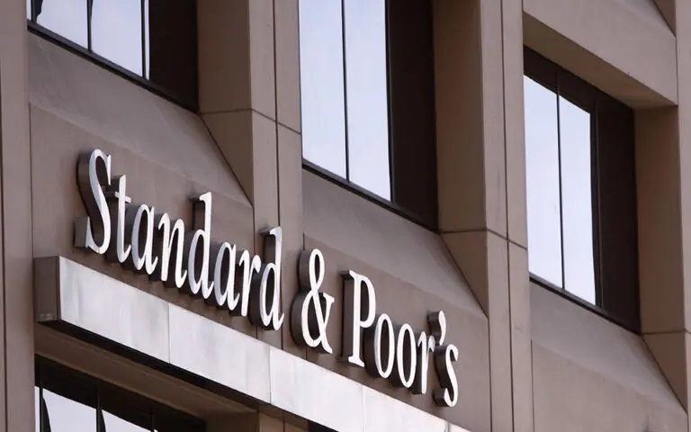Οι S&P αναβάθμισαν το αξιόχρεο της Ελλάδας σε ΒΒ+