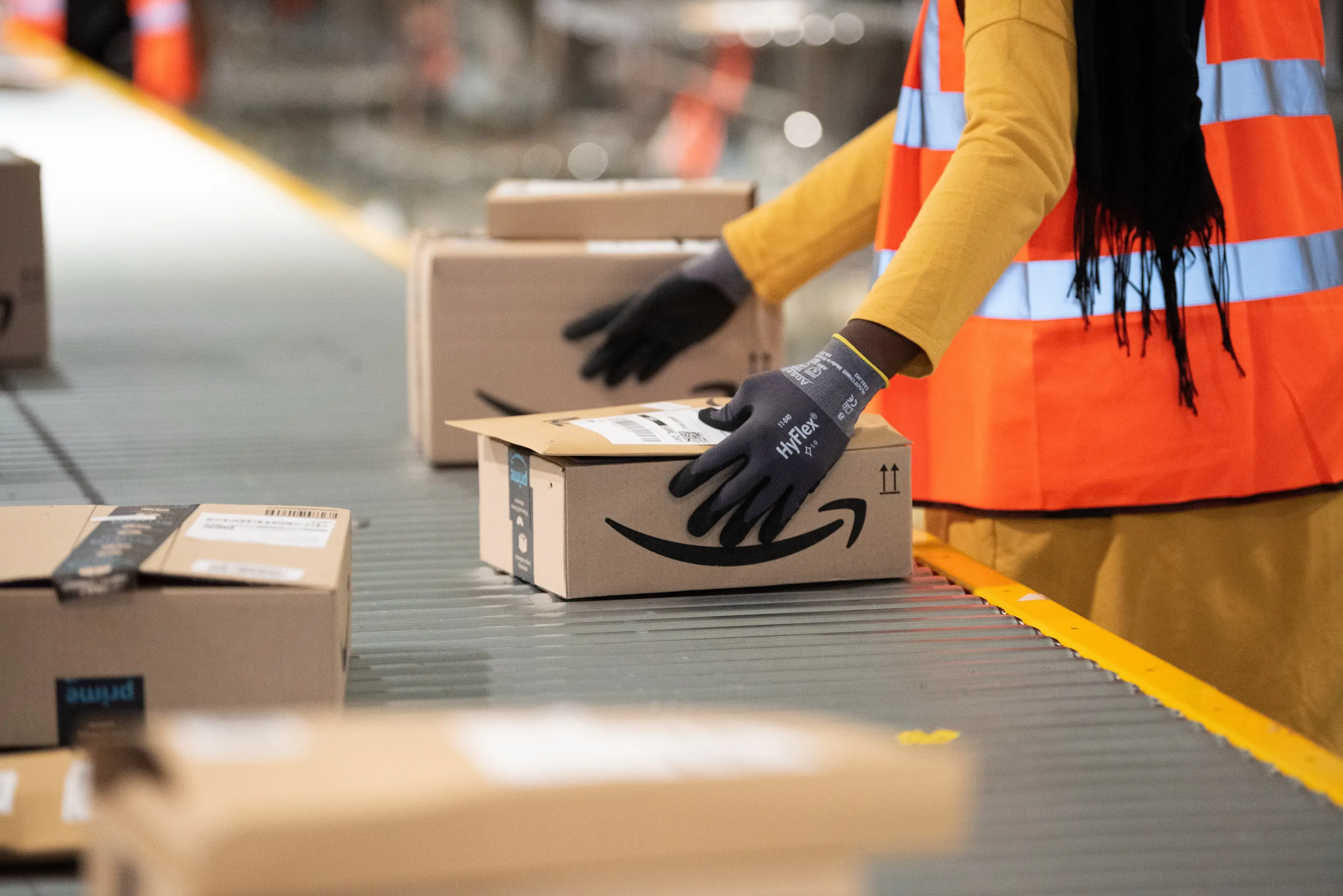 Ξανά στο στόχαστρο η Amazon για αντεργατική πολιτική