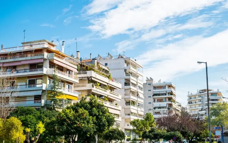 Σπίτια του ’80 κάτω των 100 τ.μ. αγόρασαν οι νέοι στην Ελλάδα