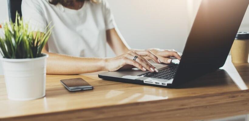 Έρευνα: Μειωμένο burnout με την υβριδική εργασία