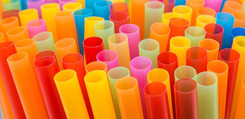 Η Βρετανία θα απαγορεύσει τα πλαστικά καλαμάκια και τις μπατονέτες