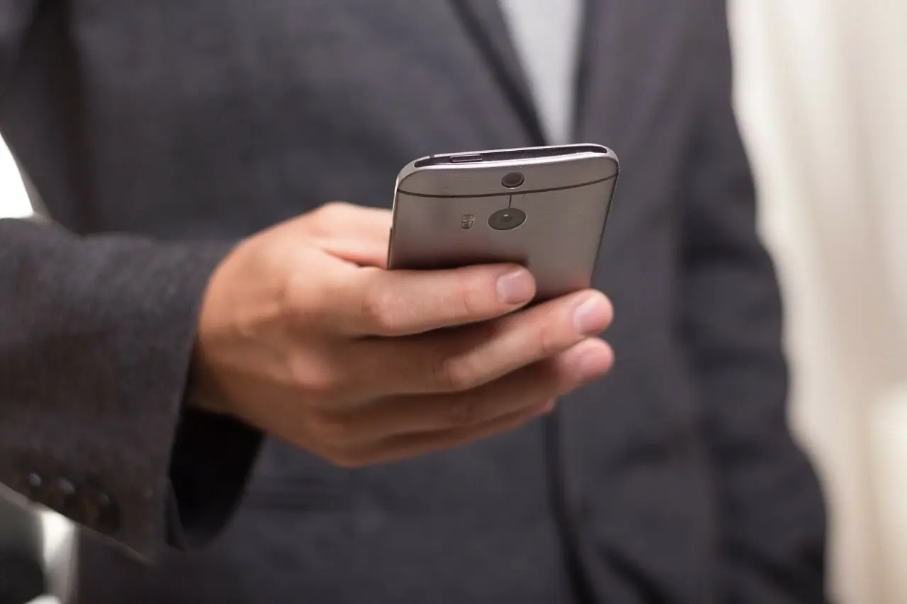 Πώς τα smartphones «καίνε» πολιτικούς και δημόσια πρόσωπα