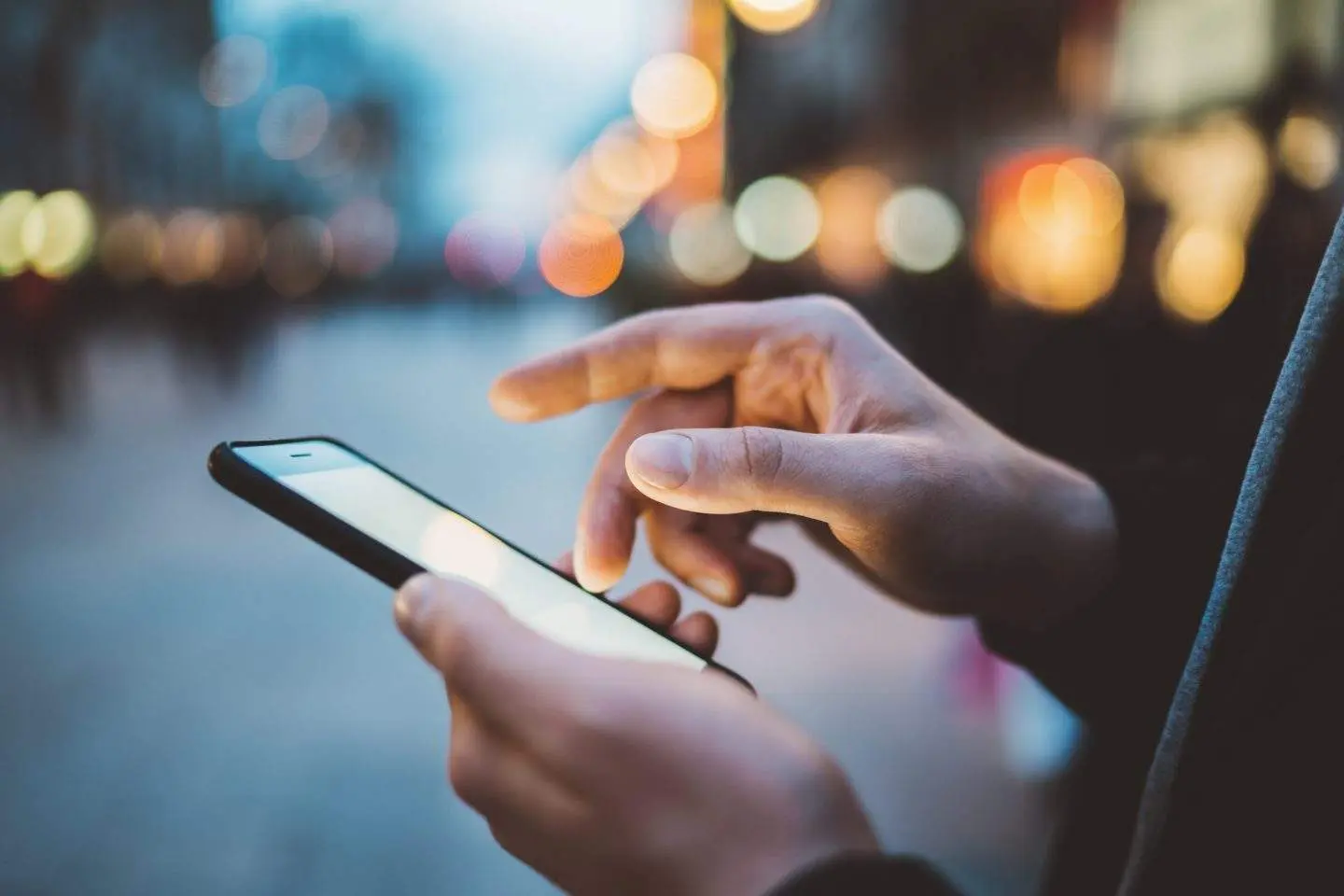 Πώς εκμεταλλεύονται τα smartphones για να παρακολουθούν τους πολίτες