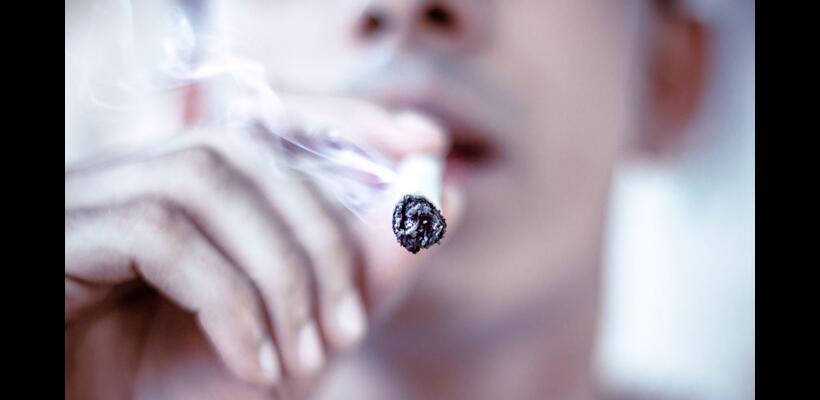 Financial Times: Οι καπνιστές κινδυνεύουν να μείνουν χωρίς δουλειά