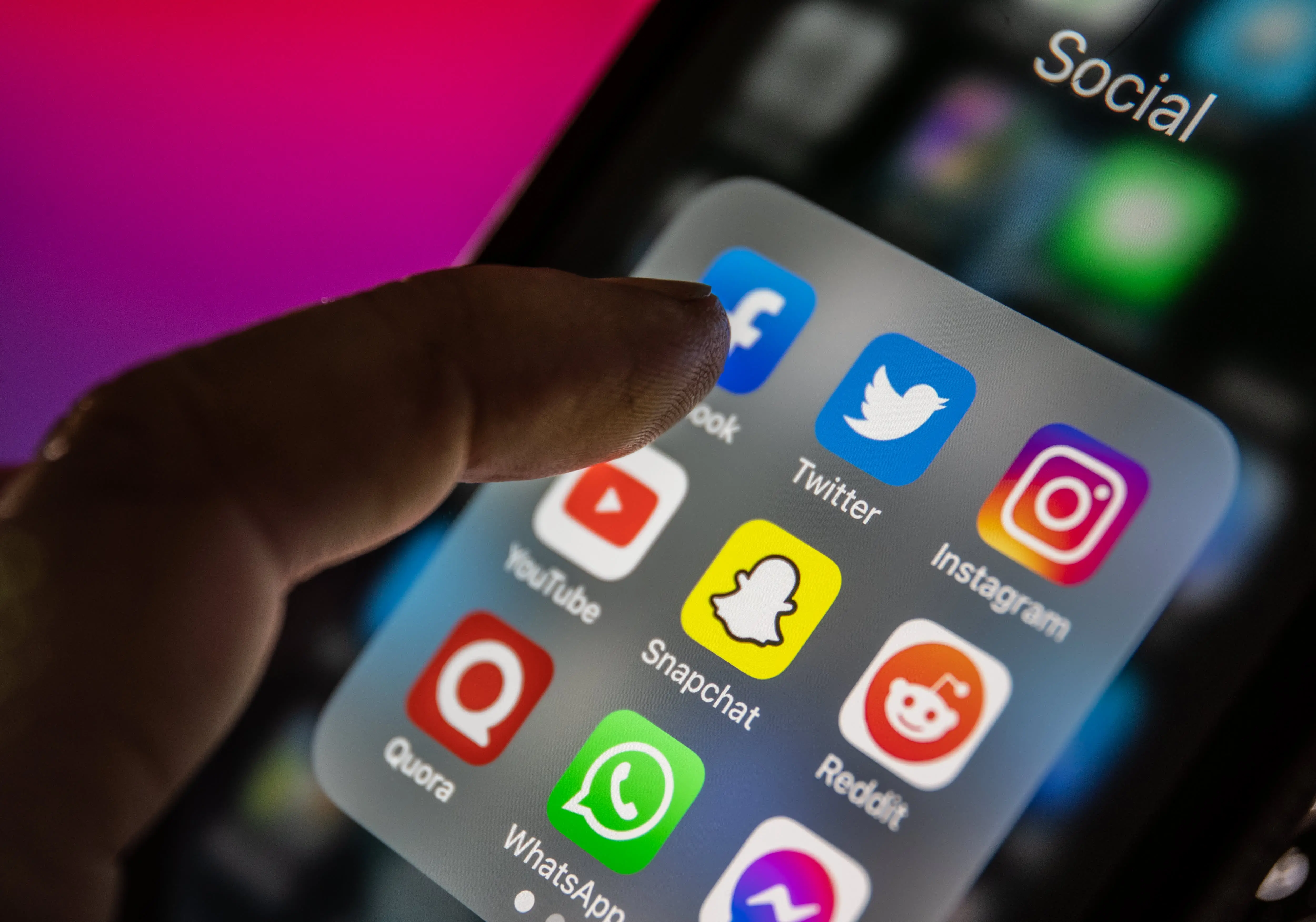 Social media: Τι συμβαίνει και αγοράζουμε πράγματα που δεν θέλουμε