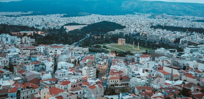 Πλουσιότεροι (στους αριθμούς) οι Ελληνες πολίτες