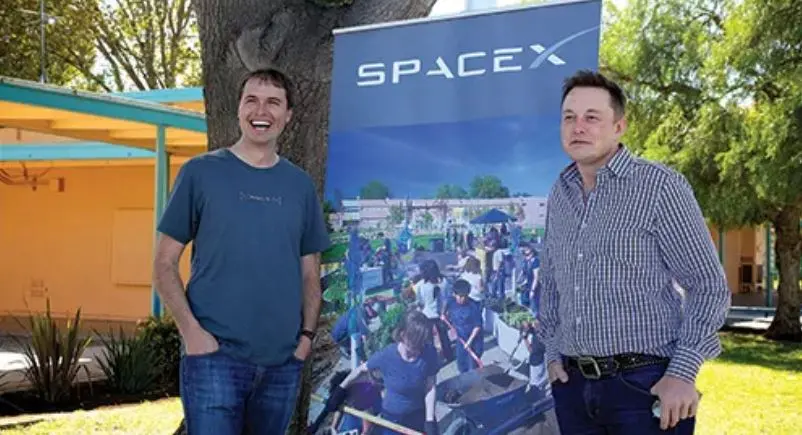 Tesla: Όσο ο Μασκ έκανε δημοψήφισμα ο αδερφός του πουλούσε τις μετοχές του