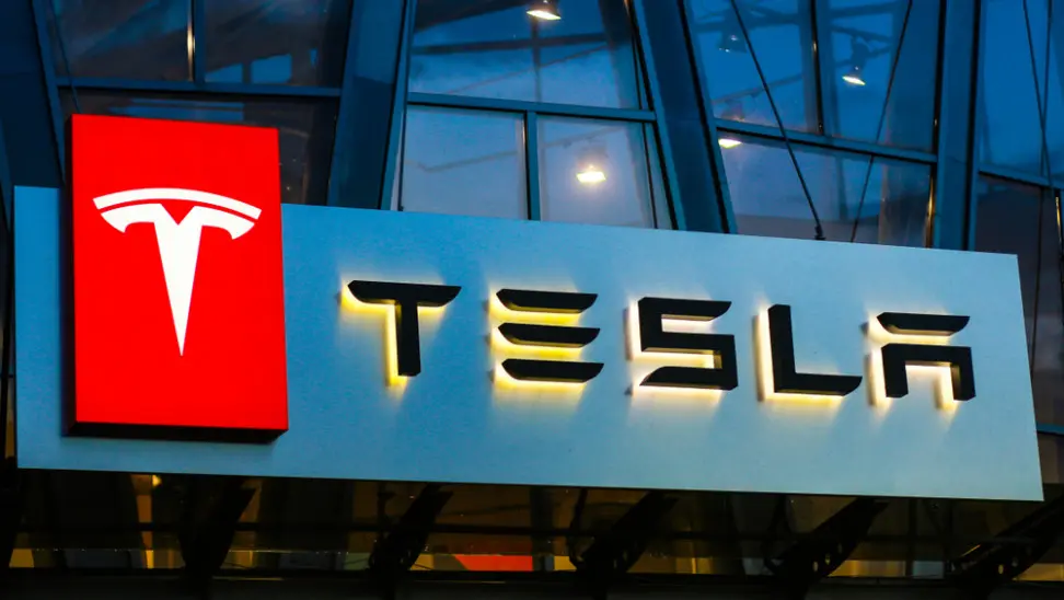 Tesla: Μισθούς 3 μηνών στους στρατευμένους ουκρανούς υπαλλήλους