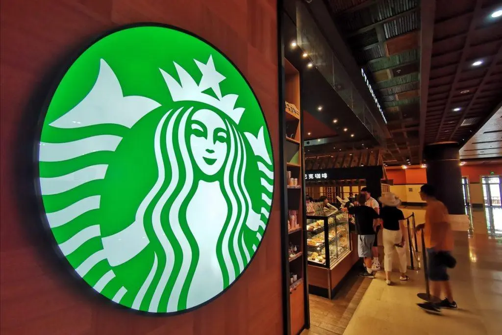 Starbucks: 2% αύξηση στους μισθούς όλων των υπαλλήλων της Β. Αμερικής το 2025