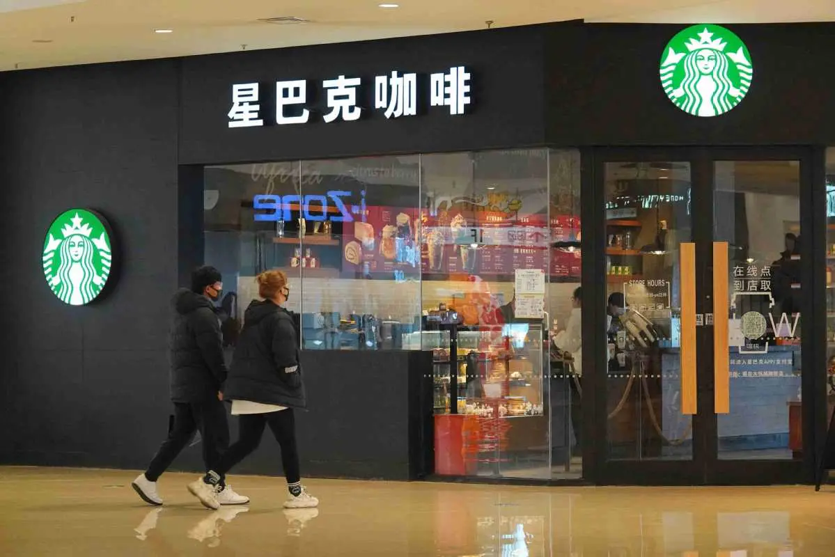 Πωλητήριο στην Κίνα από την Starbucks – Γιατί θέλει να απεμπλακεί
