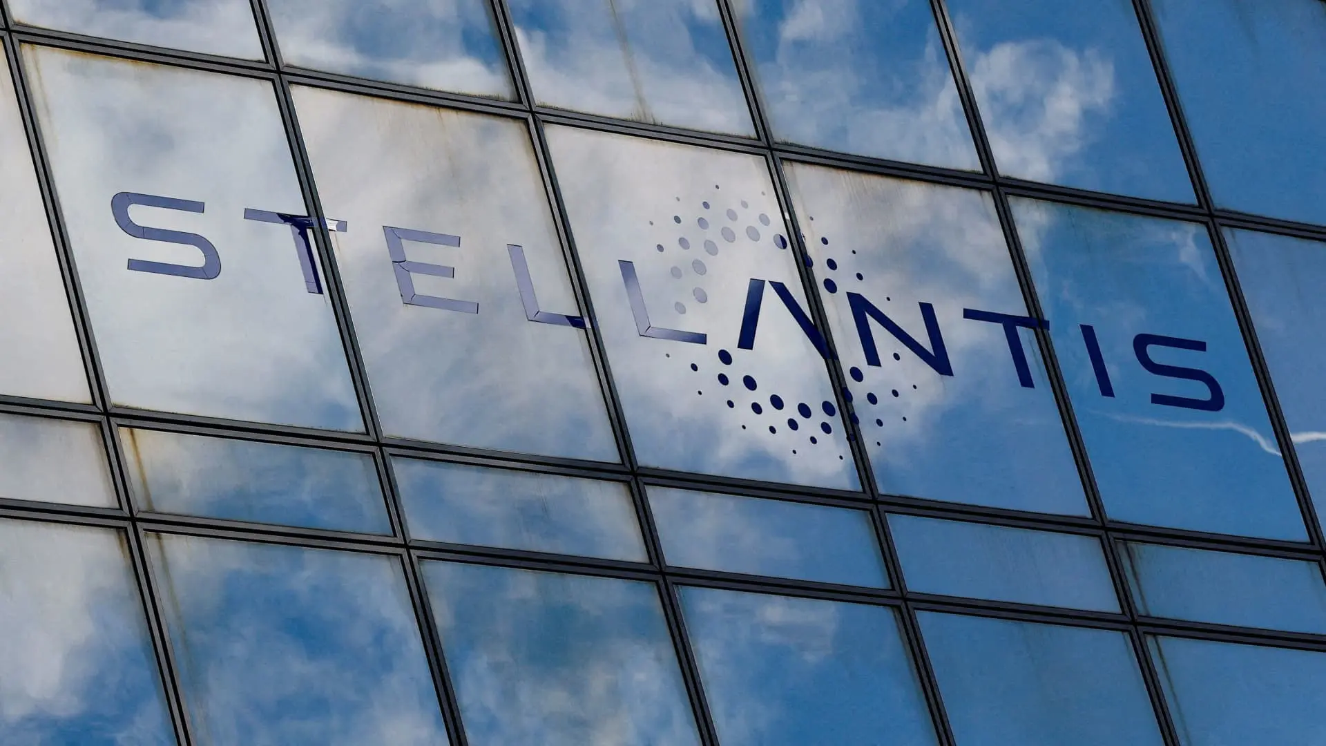 Βουτιά πάνω από 14% για τη μετοχή της Stellantis μετά τις ζημιές $26 δισ.