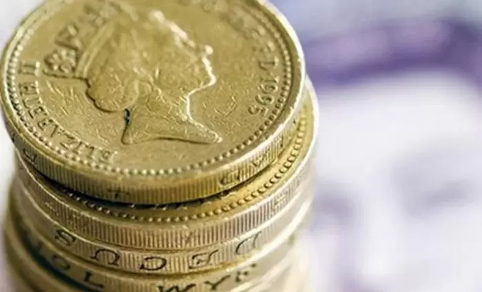 Βουτιά καταγράφει η στερλίνα μετά την παραίτηση του υπουργού για το Brexit