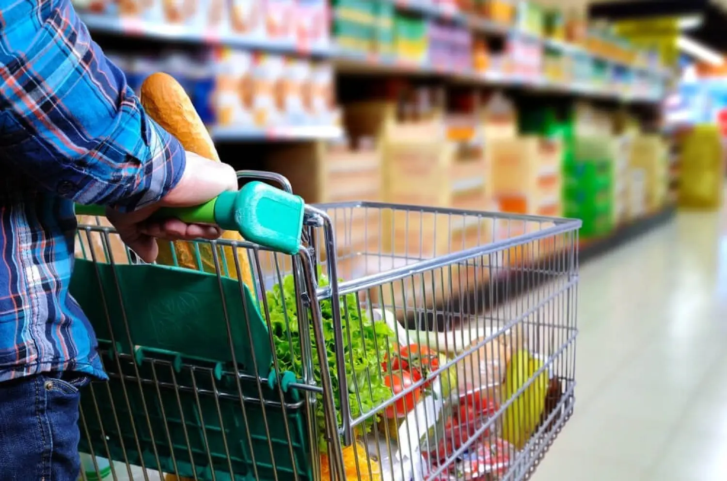 Μεγάλες ετήσιες αυξήσεις τιμών σε ψάρι, χόρτα, ζάχαρη