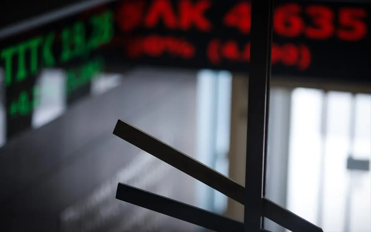 Πτωτικά κινείται το μεσημέρι η διαπραγμάτευση στο Χρηματιστήριο