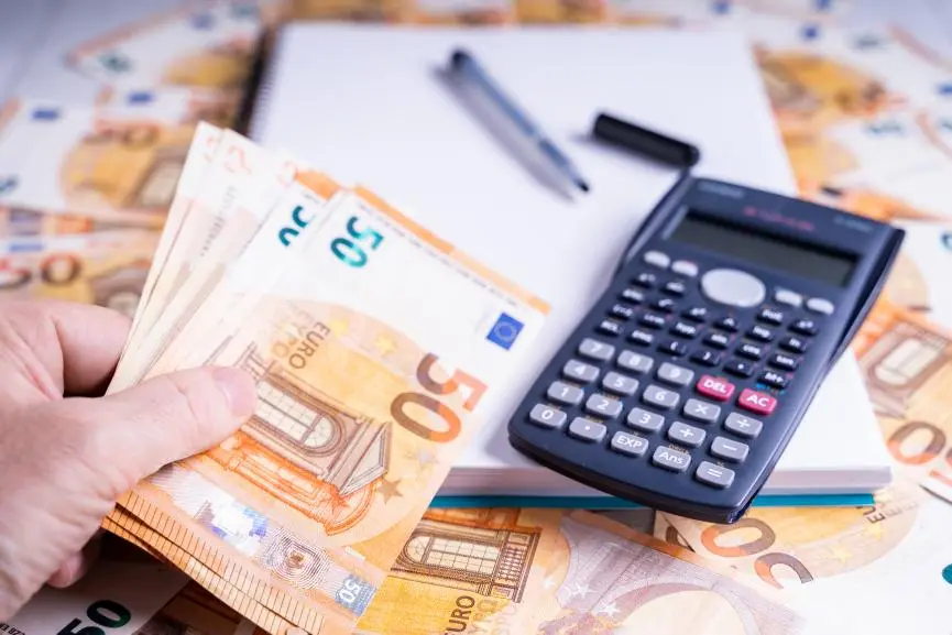 Πόσα χρήματα διασφαλίζουν μια άνετη σύνταξη και πόσα καλύπτει το ΤΚΑ