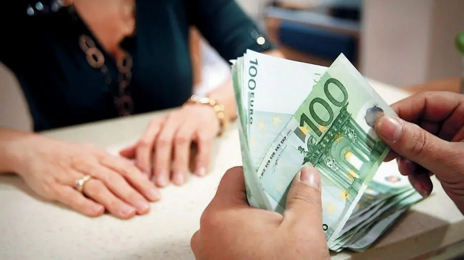 ΥΠΟΙΚ - Διοικητής ΚΤ συζήτησαν το θέμα των τραπεζικών χρεώσεων