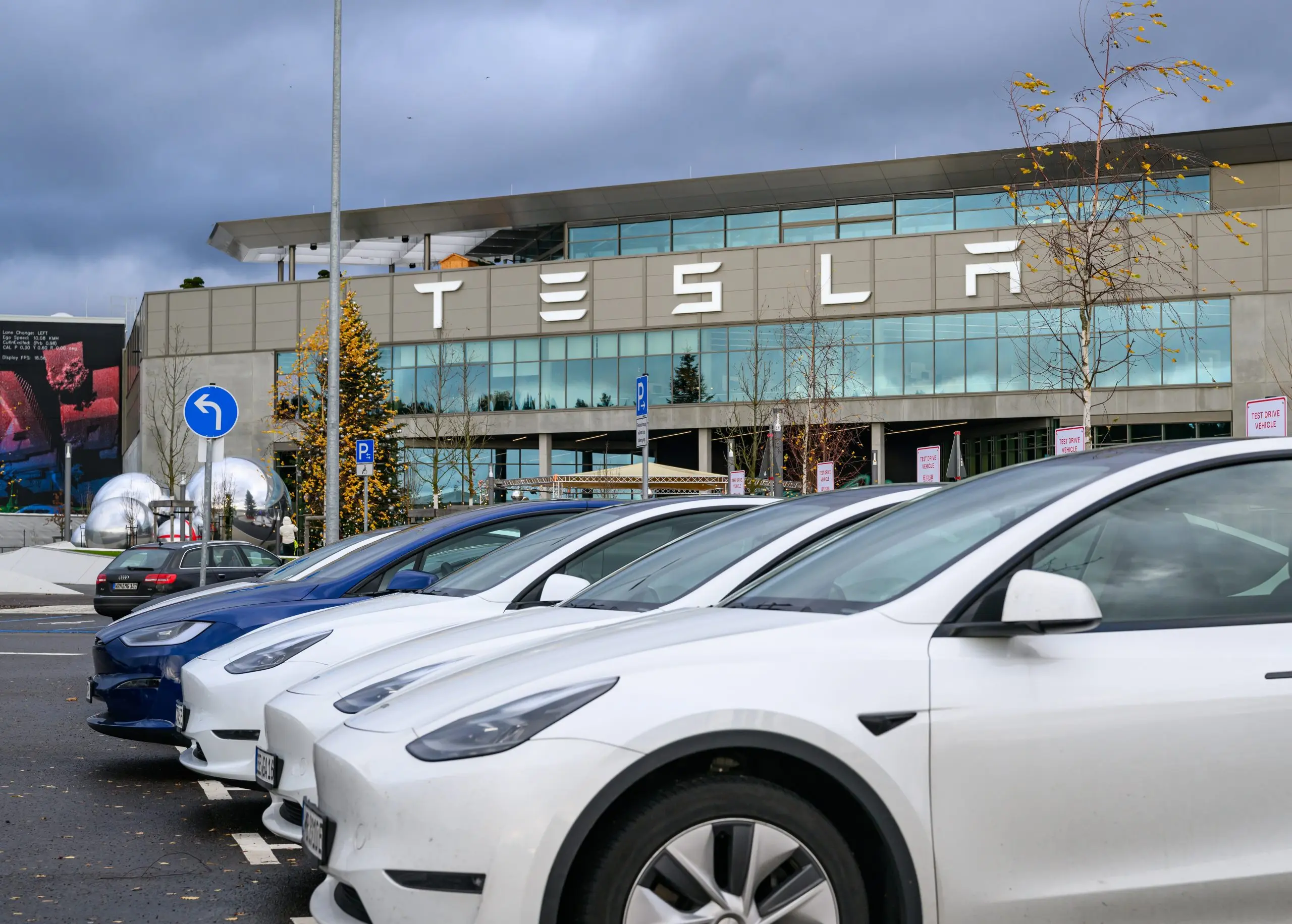 Το μεγάλο σορτάρισμα στην Tesla - Ποιοι κερδίζουν πάνω από 1,6 δισ. από τη βουτιά