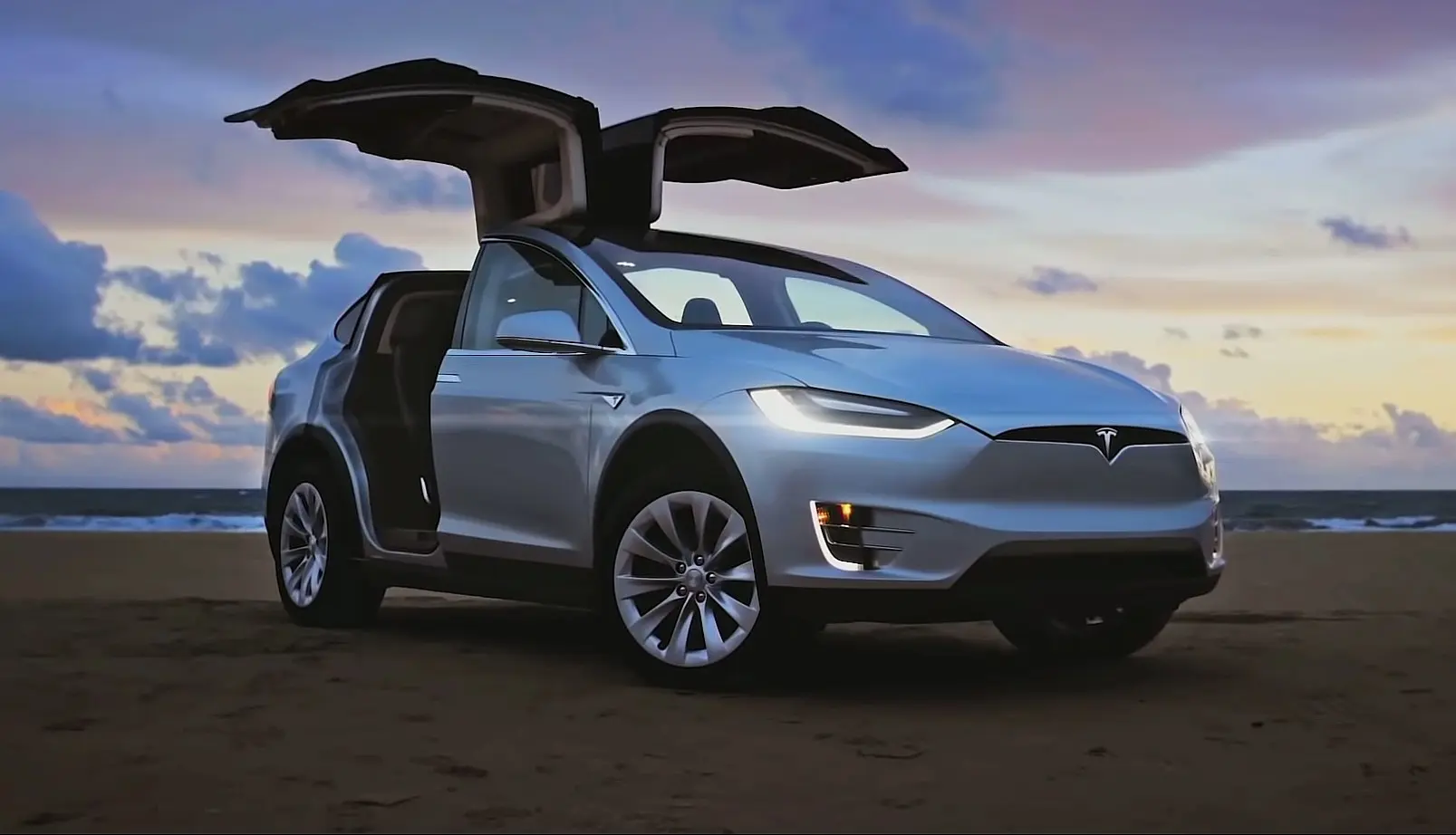 Μειώνονται οι τιμές των αυτοκινήτων Tesla