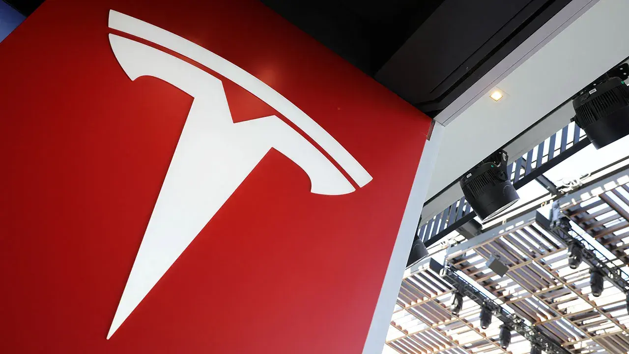 Η Tesla ετοιμάζεται να «ανάψει» τα φώτα της Βρετανίας