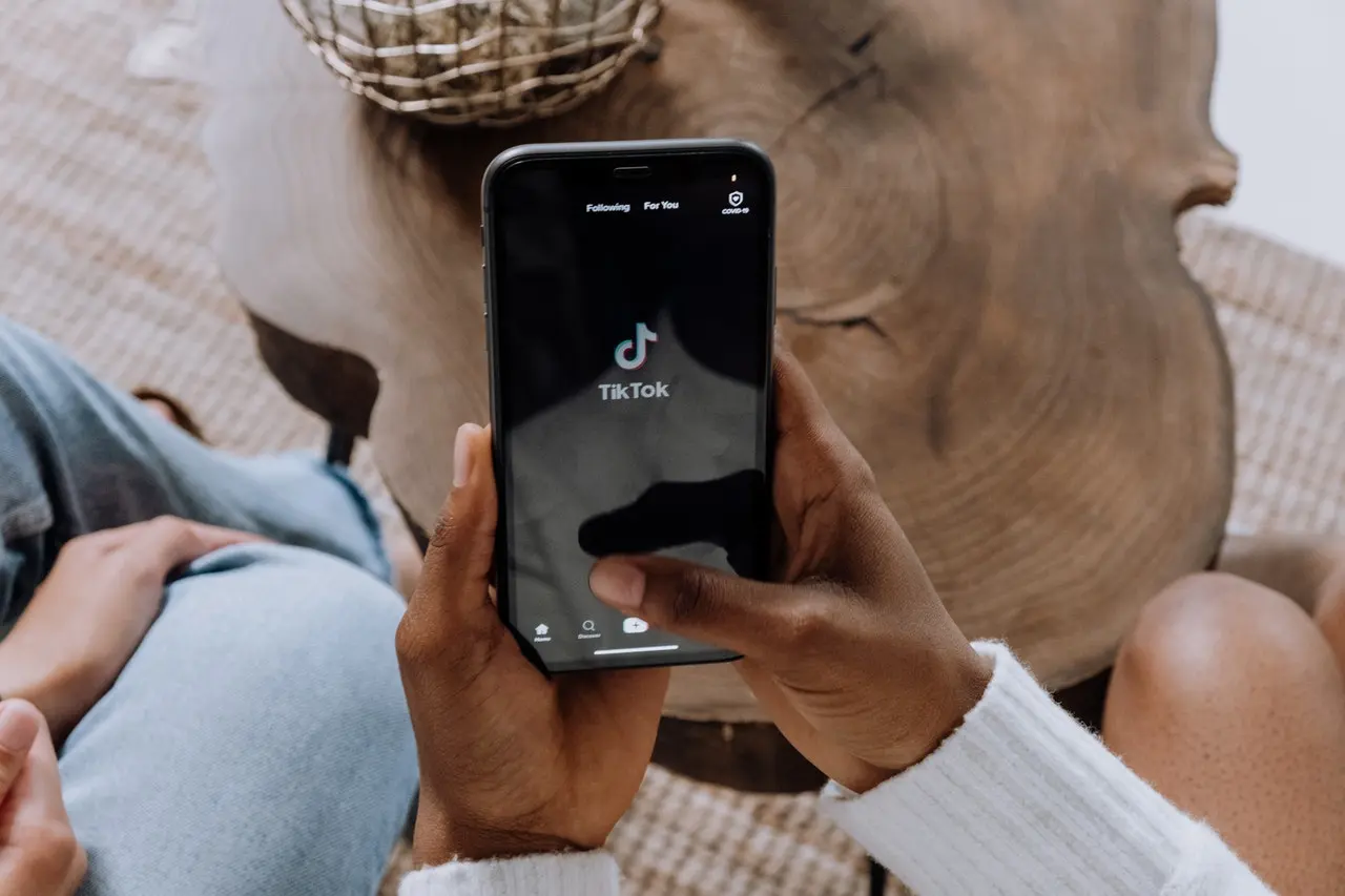 Αυτός είναι ο δημιουργός του TikTok που «αποκωδικοποίησε» τη νεολαία