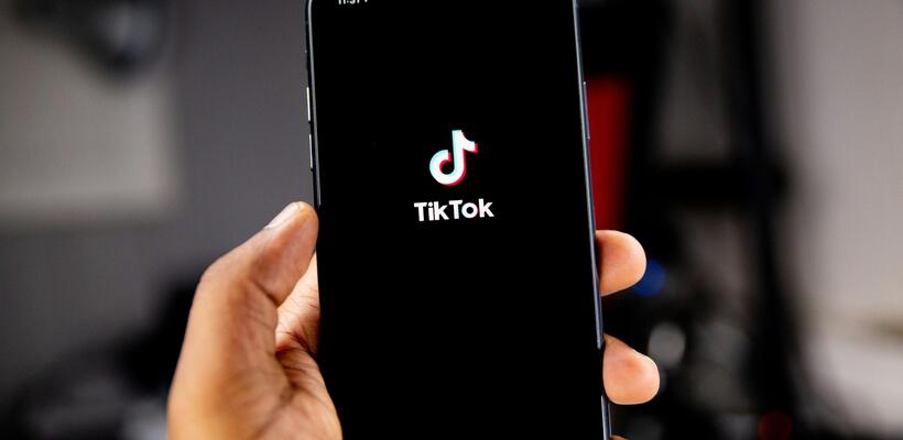 ΕΕ: Κατηγορεί το TikTok για παραβίαση των κανόνων περιεχομένου – Κινδυνεύει με υπέρογκο πρόστιμο