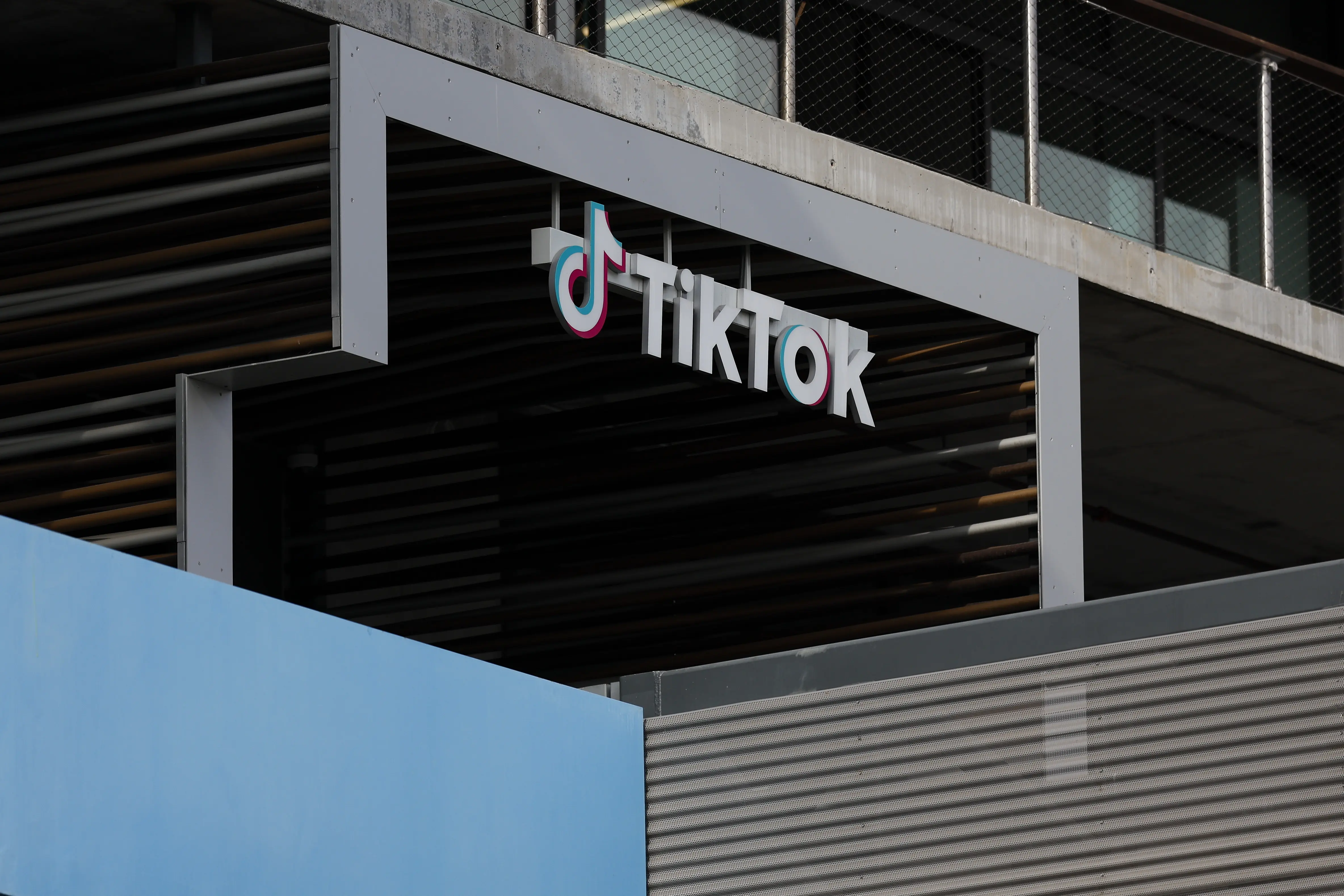 Ανάρτηση … προθέσεων από τον Τραμπ για το μέλλον του TiKToK