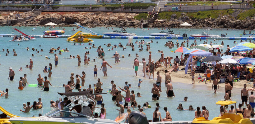 Έσπασαν τον φράγμα των 600 χιλ. οι αφίξεις τουριστών τον Αύγουστο – Ιστορικό ορόσημο