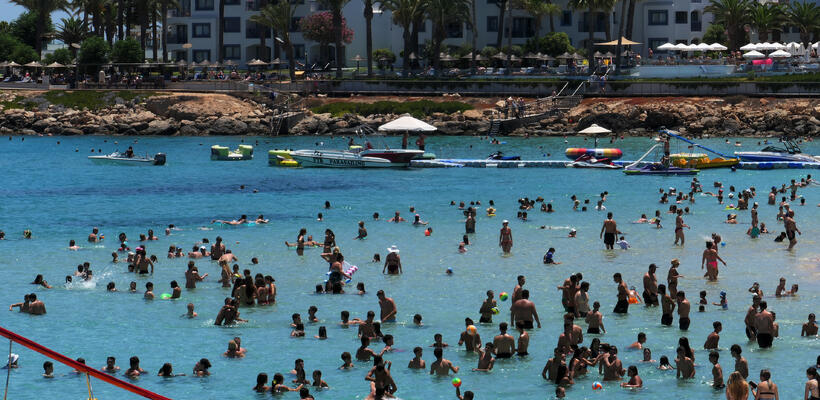 Συνεχίζουν ανοδικά τα έσοδα από τουρισμό – Στο €1,4 δισ. το 6μηνο