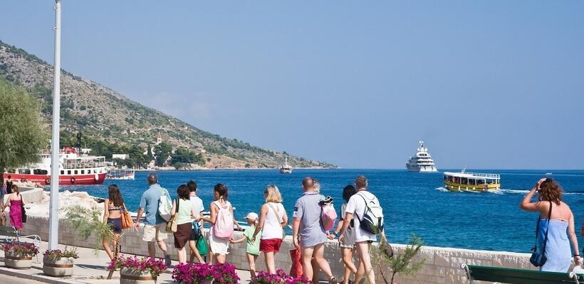 Μαγιό μόνο στην παραλία: Αυξάνονται τα πρόστιμα σε τουριστικές πόλεις της Ευρώπης