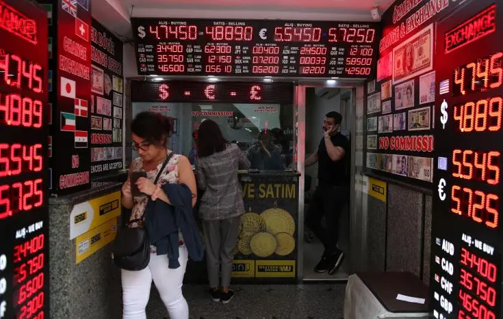 Οι Τούρκοι αλλάζουν τις λίρες τους με χρυσό, δολάρια και ευρώ
