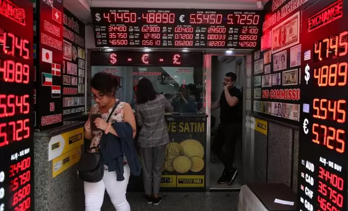 Οι Τούρκοι αλλάζουν τις λίρες τους με χρυσό, δολάρια και ευρώ