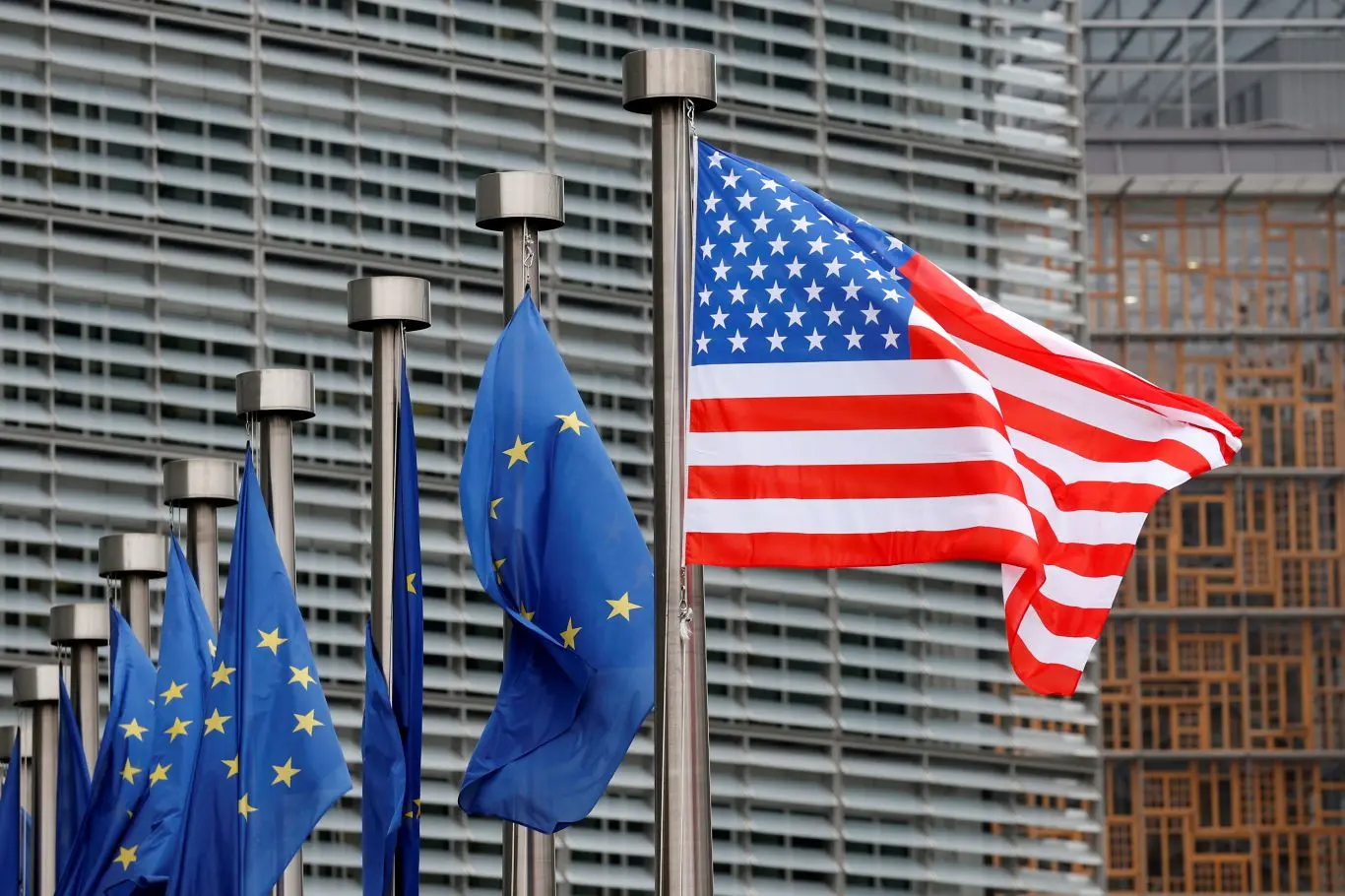 ΕΕ – ΗΠΑ: Ξανανοίγει ο δρόμος για την κύρωση της εμπορικής συμφωνίας μετά την υπαναχώρηση Τραμπ