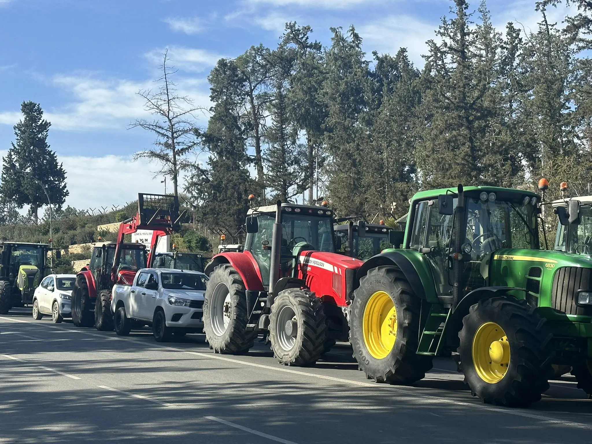 Διαμαρτύρονται έξω από το Προεδρικό πατατοπαραγωγοί και σιτηροπαραγωγοί