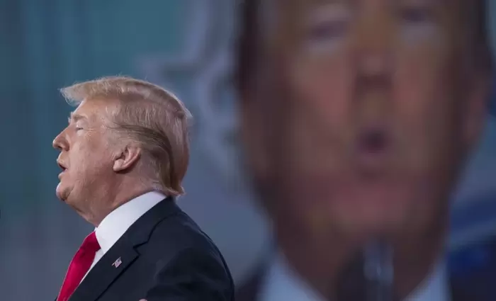 Ο Τραμπ προειδοποιεί Google, Facebook και Twitter να είναι προσεκτικοί