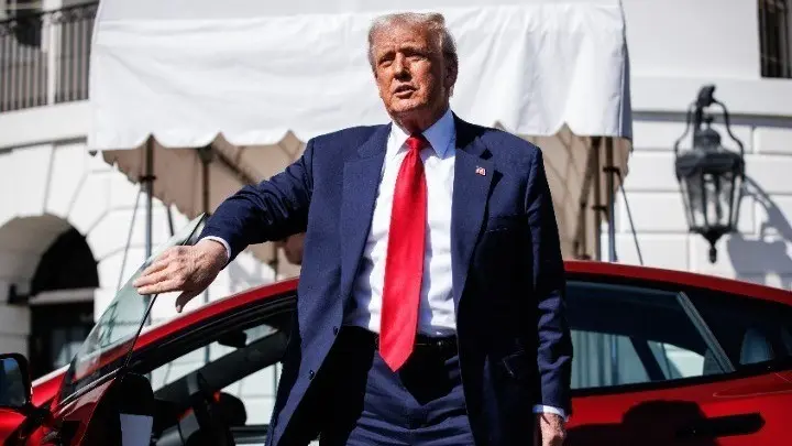 Ο Τραμπ στηρίζει τον Μασκ: «Όσοι βανδαλίζουν Tesla θα περάσουν από την κόλαση»