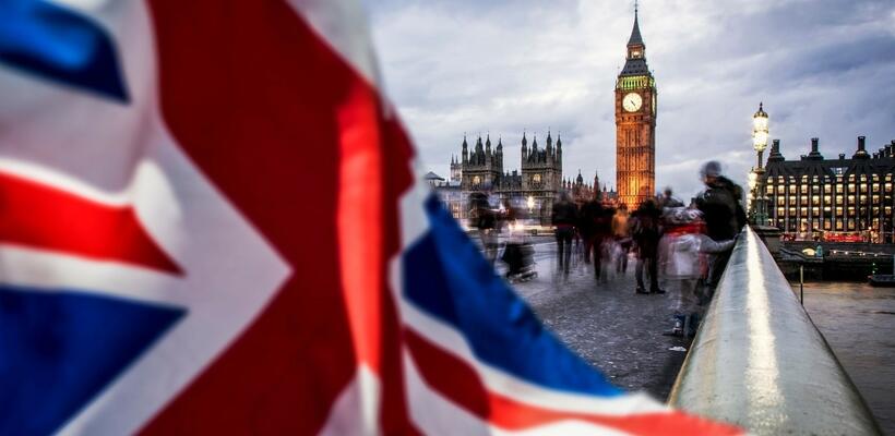 Βρετανία: Ρεκόρ δημοσιονομικού πλεονάσματος χάρη στην εκτόξευση φορολογικών εσόδων