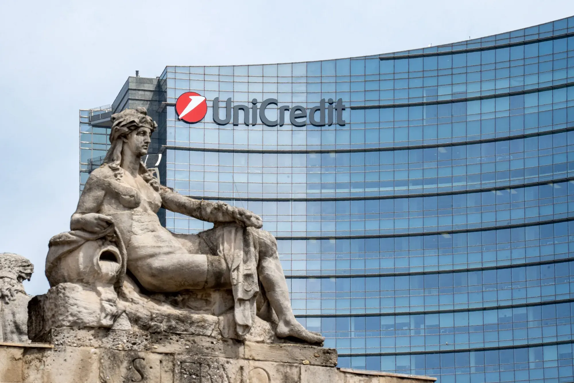 Bloomberg: Αυξάνει την παρουσία της στην Ελλάδα η UniCredit