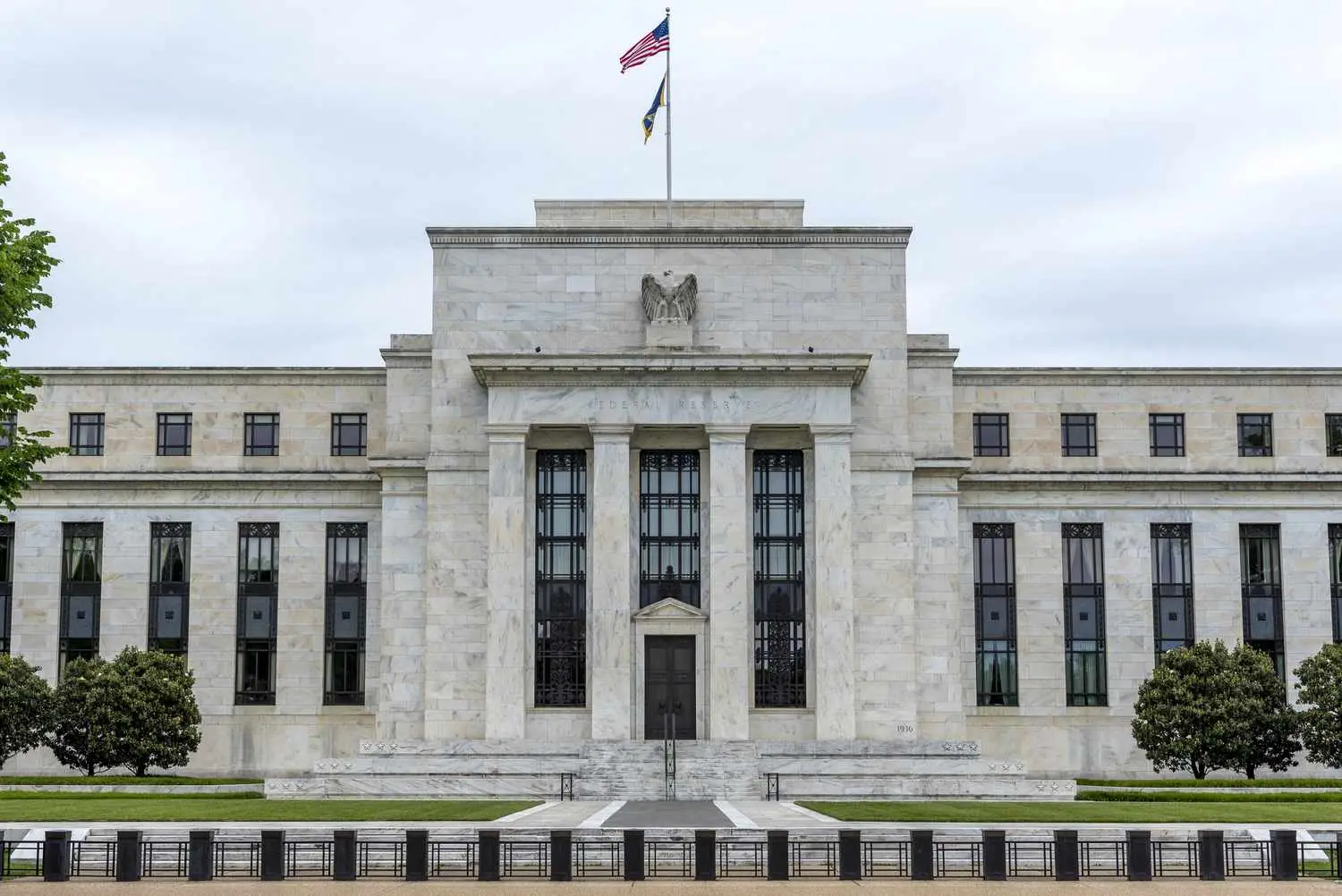Απολύσεις ακόμα και στη Fed - Πού θα γίνουν περικοπές