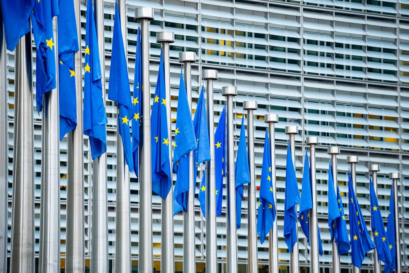 Politico: Οι Βρυξέλλες αποποιούνται το ρόλο της εποπτείας της τεχνολογίας