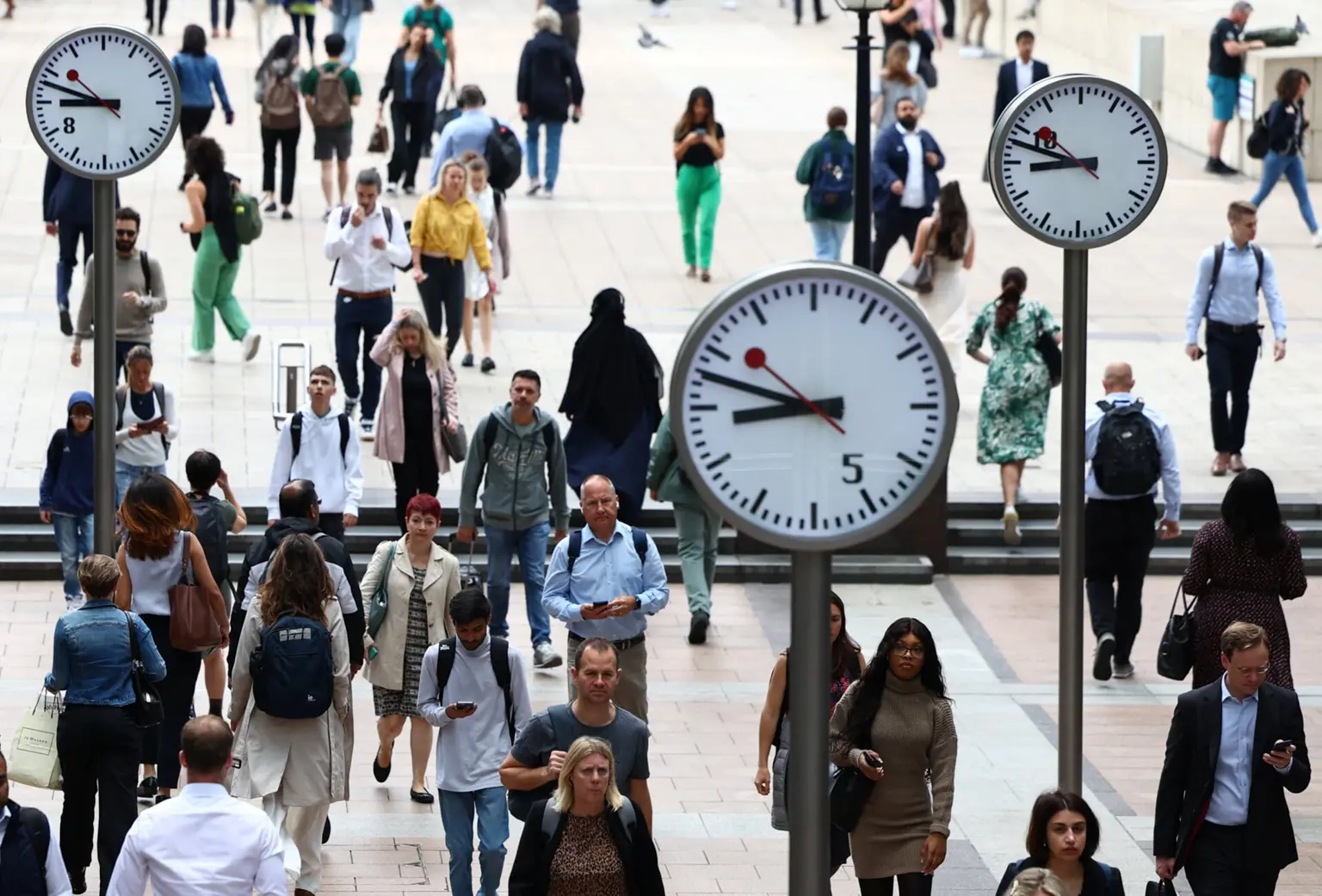 Γιατί οι άνεργοι πληρώνουν για να προσληφθούν – Τα νέα δεδομένα στις ΗΠΑ και το καμπανάκι για την Ευρώπη