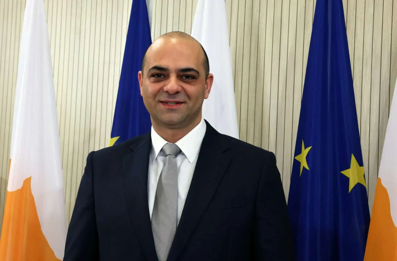 Κατευθείαν στα βαθιά μπαίνει ο Υπ. Εργασίας με ΑΤΑ και ξένους εργάτες